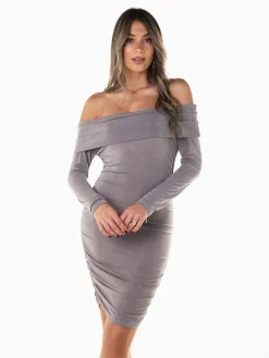 Vestido curto franzido ombros descobertos