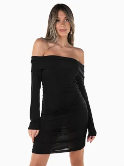 Vestido curto franzido ombros descobertos