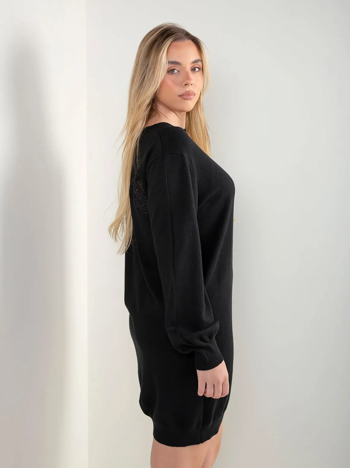 Vestido malha com detalhe renda