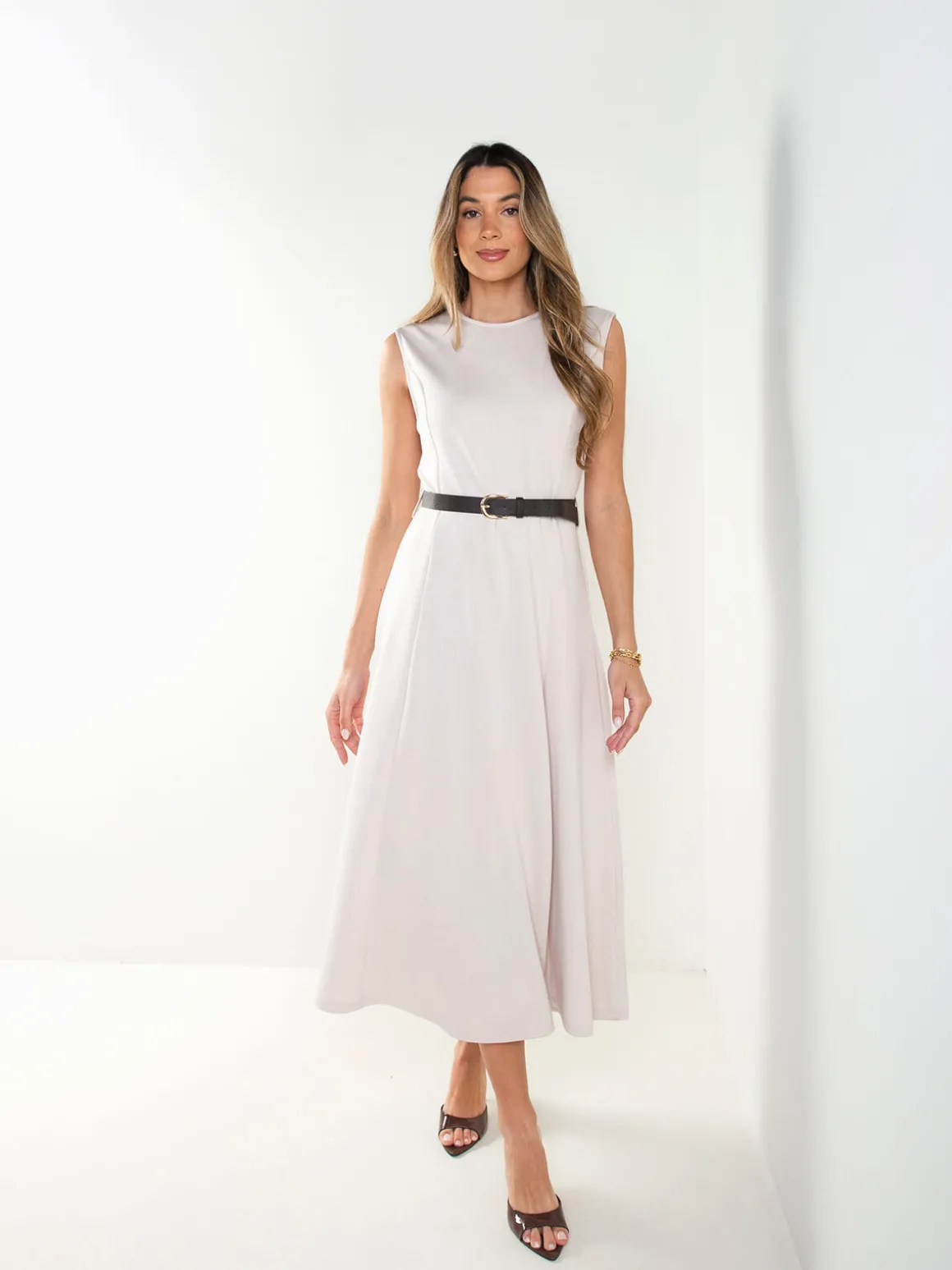 Vestido midi halter com cinto