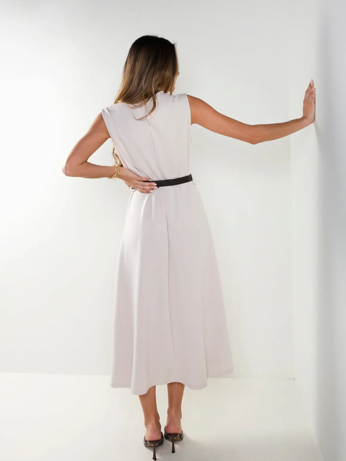 Vestido midi halter com cinto