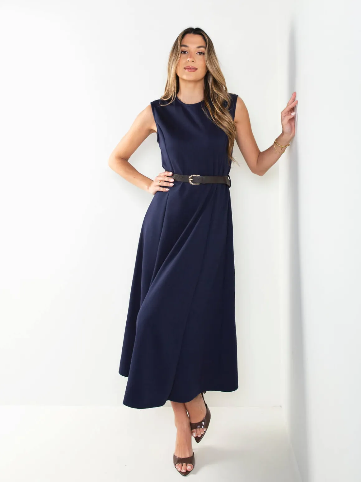 Vestido midi halter com cinto