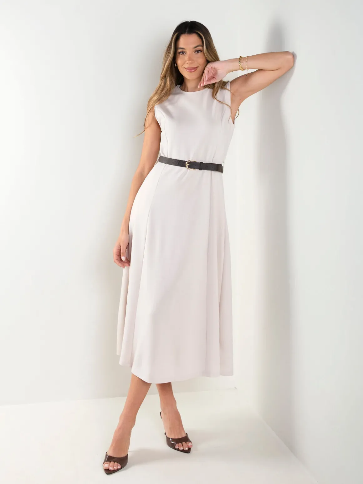 Vestido midi halter com cinto