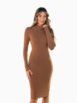 Vestido midi justo com gola perkins